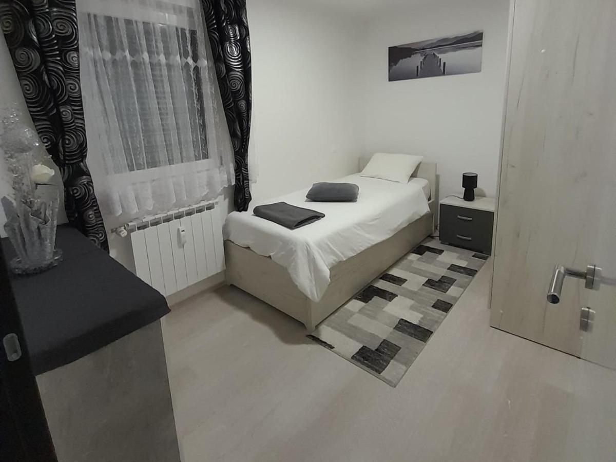 Apartman Lela Карловаць Екстер'єр фото